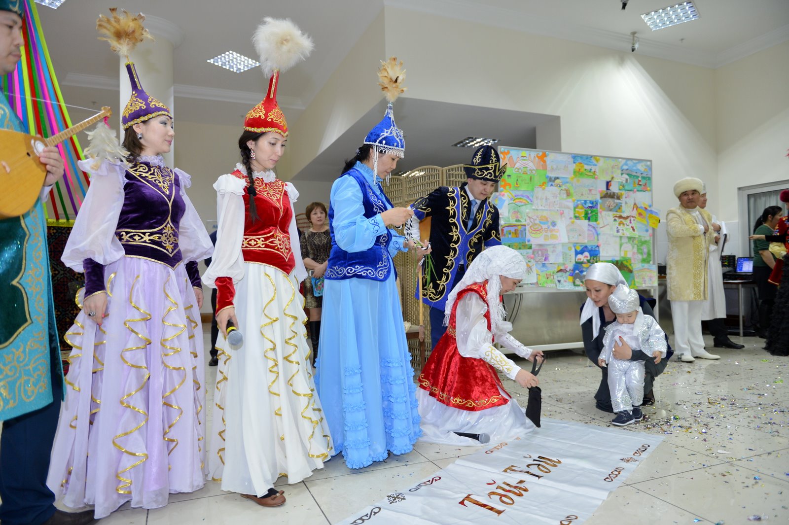 Когда начинается наурыз в 2024. Обряд беташар у казахов. День национальных традиций в Казахстане. Nauriz v kazahstane. Казахские национальные обычай.